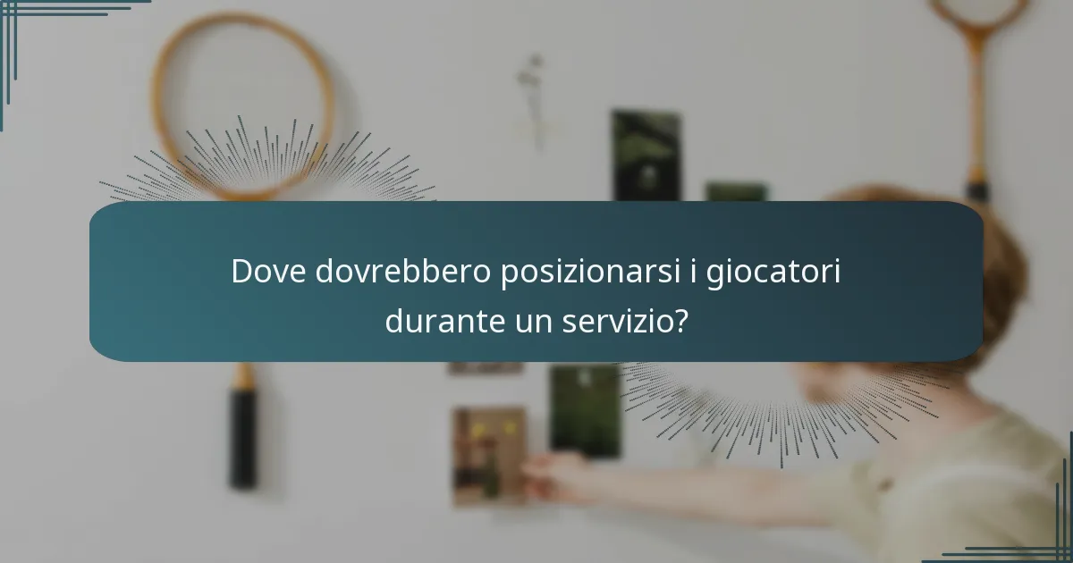 Dove dovrebbero posizionarsi i giocatori durante un servizio?